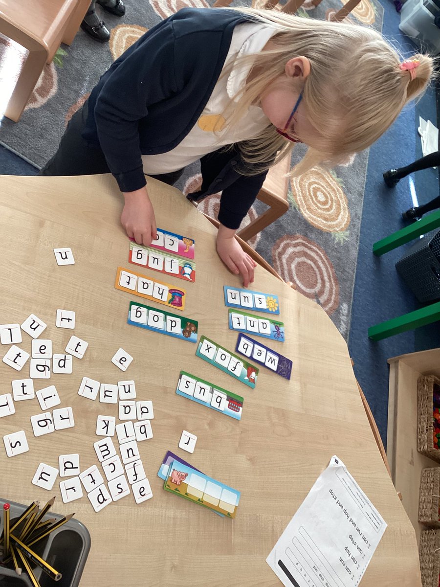 Year1_OLSP's tweet photo. Year 1 are busy playing phonics games to support their reading  #OLSPPhonics https://t.co/aYKLBRgY26