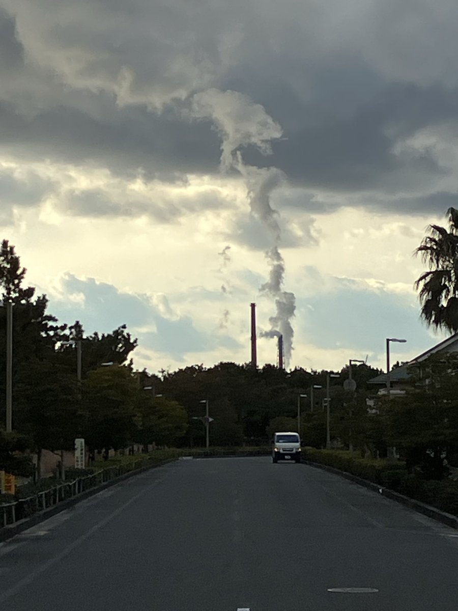 竜巻やと思って　見に行ったら
ただの煙突から出る煙