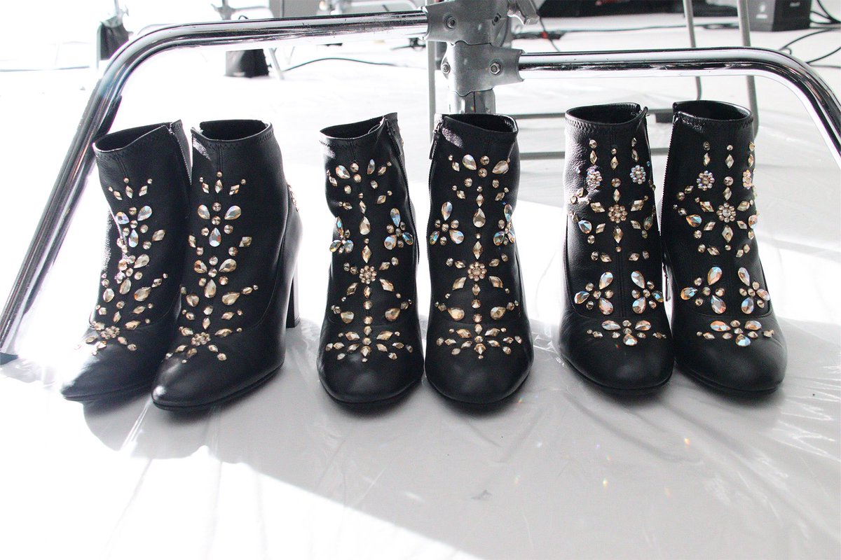 【From P.T.A.】
本日発売!!
 ｢装苑｣3月号
撮影裏側レポートを更新📝

表紙＆巻頭撮影の様子を
写真でたっぷりお届け📸

特集では
「ネビュラロマンス」の
衣装解説も📖！
誌面と一緒にご覧ください👀💫
fc.perfume-web.jp/mob/index.php?…

<a href="/fashionjp/">装苑ONLINE</a> 
#装苑
#prfm