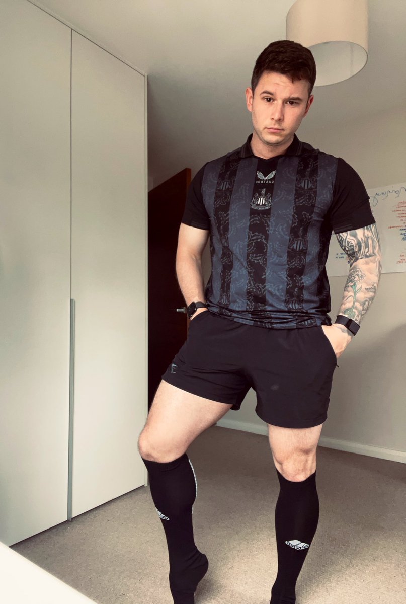 real_neilsmith's tweet photo. Newcastle play tonight… must win game. Shall we do something special? 
RT this pic and if they win, I’ll show 🍆. 
Sound fair? https://t.co/Dbox9roFHn