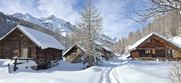 Sortie ski de randonnée jusqu'à la cascade de Fontcouverte, dans cette Haute Vallée toujours aussi sauvage et enchanteresse.