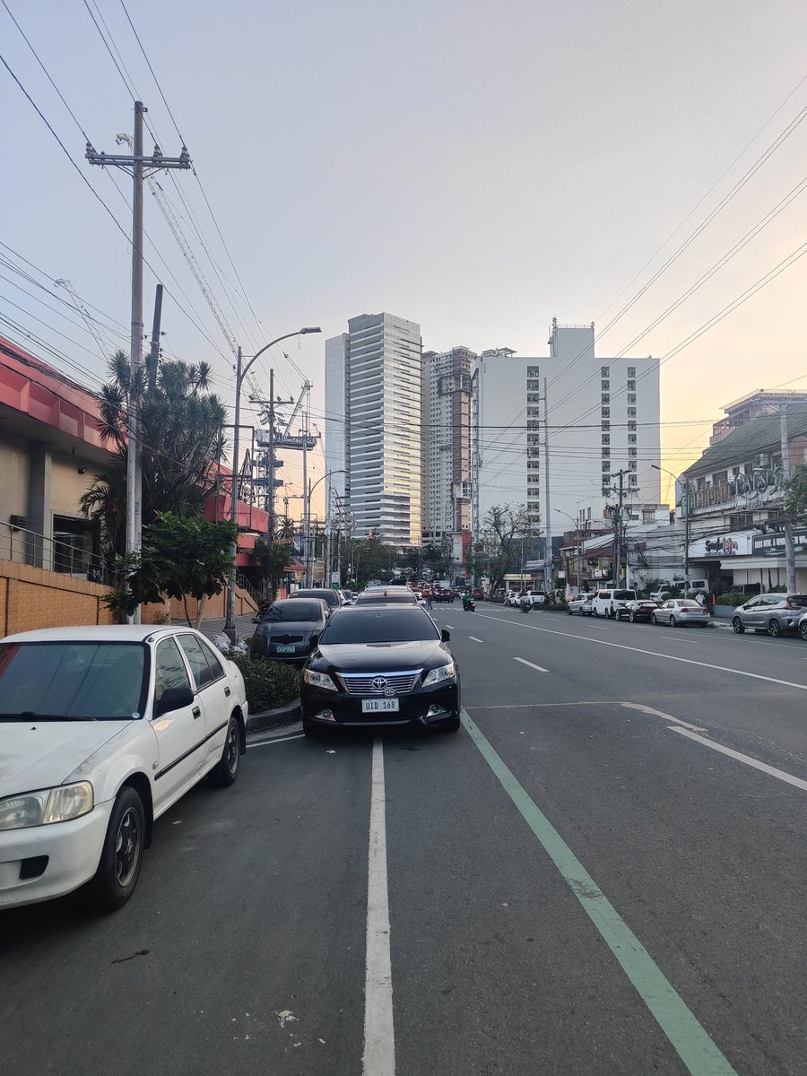 islandbui's tweet photo. @MMDA @QCGov @QCMayorJoy 

1/28/26 17:32

West Ave in front of Kowloon House. Bike lane and Mabuhay lane. https://t.co/eq9x8Ykdxs