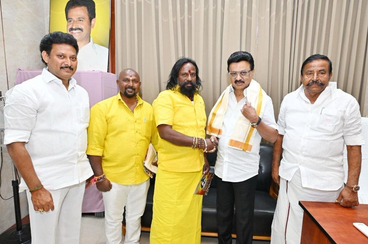 #NewsUpdate | திருச்சியில் முதலமைச்சர் மு.க.ஸ்டாலினுடன் தமிழர் தேசம் கட்சியின் தலைவர் செல்வகுமார் சந்திப்பு

அதிமுக ஆட்சியில் அறிவிக்கப்பட்டு செயல்படுத்தப்படாமல் இருக்கும் ‘வலையர் புனரமைப்பு வாரியத்தை’ திருத்தி, அதனை ‘முத்தரையர் மறுவாழ்வு திட்டம்’ என அறிவித்திட வேண்டும் எனக்