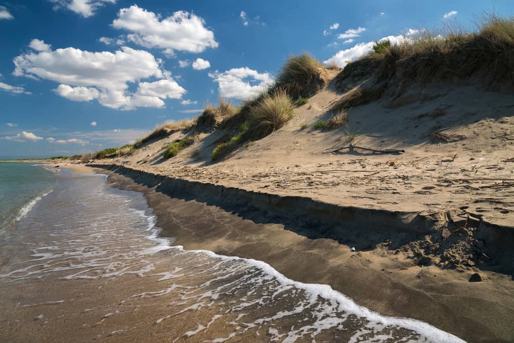 Erosione, mareggiate e alluvioni stanno cambiando le coste italiane. Serve ripensare il rapporto con il mare e costruire nuovi paesaggi più resilienti. Lo spiega Mauro Grassi analizzando il Rapporto della Società geografica italiana. <a href="/grassi1951/">mauro grassi</a>  🔗 tinyurl.com/yvzvyja8