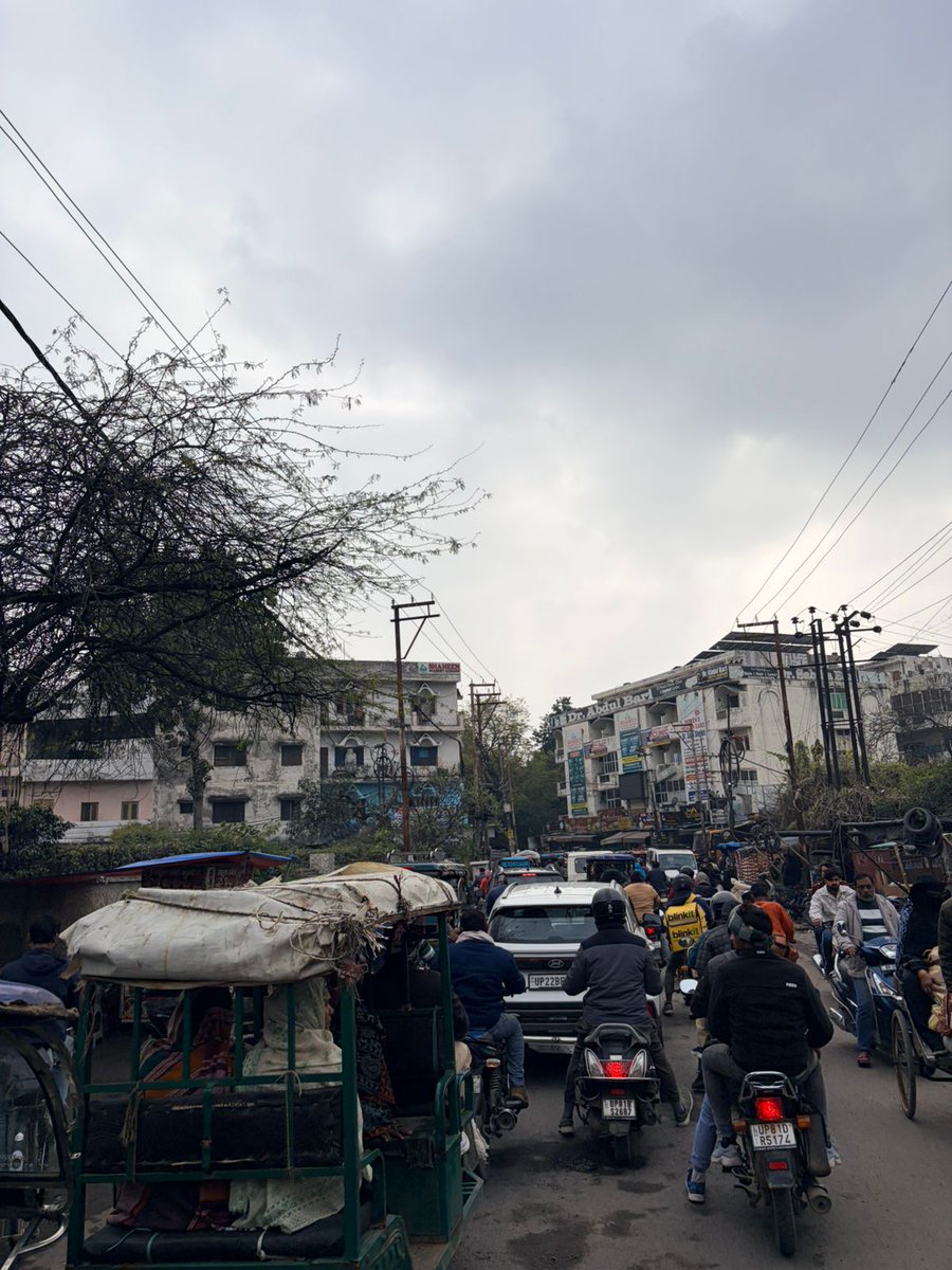umar_iqubal's tweet photo. Urgent attention needed at Medical Road, Aligarh. Daily traffic jams are making it impossible for vehicles to move, potentially risking lives of those heading to the hospital. Requesting @aligarhpolice to intervene and streamline the chaos. @Uppolice @adgzoneagra https://t.co/PiU29RthwK