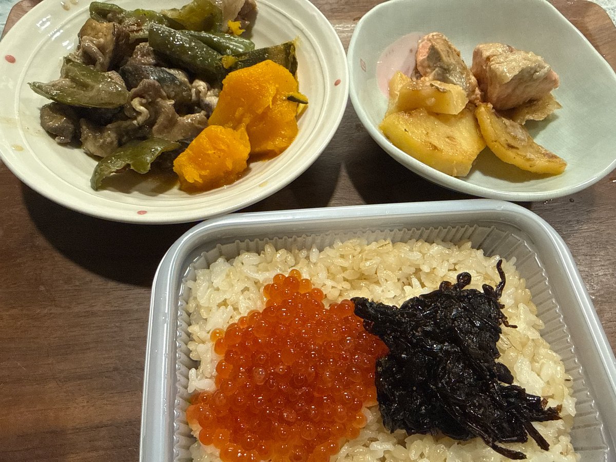 おうちごはん
とりあえずあるもので。

🔴イクラや鮭に含まれる赤い色素《アスタキサンチン》は最強の抗酸化成分

カラダをサビさせる活性酸素から守ってくれるの嬉しいよね。

鮭の身ってピンク色をしているけど、あれもアスタキサンチンの色。鮭は分類上は白身魚なんだよ。