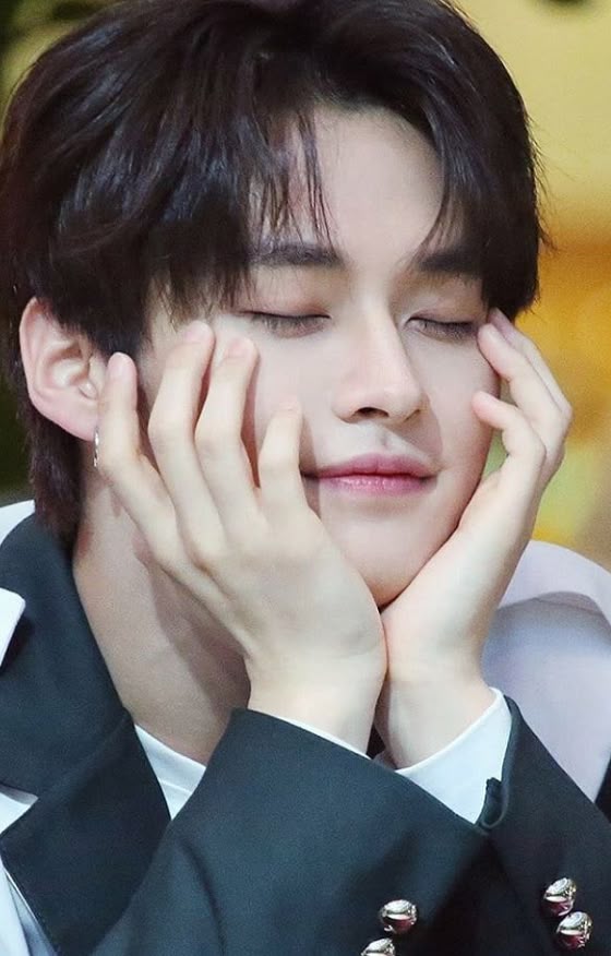 _puddingcat's tweet image. 리노 속눈썹 짱예쁨