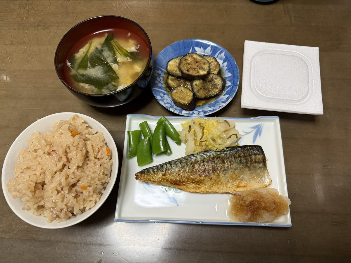 本日のお家で居酒屋はイカと大根の炊き込みご飯です
お焦げができてハッピー