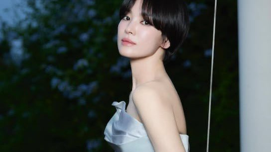 Rhythm_ndBlue's tweet image. beauty standard เกาหลีเว่อไปมาก
ห้ามมีริ้วรอย ห้ามผิวแทน

ซงฮเยคโย พอมีอายุขึ้น ก็โดนชาวเน็ตวิจารณ์ทำไมดูแก่ขึ้น ทำไมมีริ้วรอย อีมินโฮก็โดน ทำไมดูแก่ขึ้นอวบขึ้น แล้วใครผิวเข้มก็โดนนะ อีชาวเน็ตเกาหลีเหยียดสีผิวจูจีฮุนตลอด บอกผิวเข้มห้ามเป็นองค์ชาย

ทั้งที่ดาราเหล่านี้ดูดีมากแล้วนะ