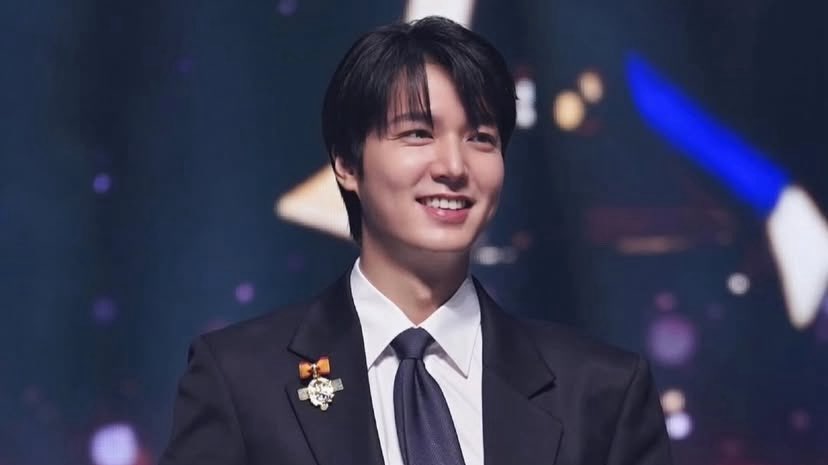 Rhythm_ndBlue's tweet image. beauty standard เกาหลีเว่อไปมาก
ห้ามมีริ้วรอย ห้ามผิวแทน

ซงฮเยคโย พอมีอายุขึ้น ก็โดนชาวเน็ตวิจารณ์ทำไมดูแก่ขึ้น ทำไมมีริ้วรอย อีมินโฮก็โดน ทำไมดูแก่ขึ้นอวบขึ้น แล้วใครผิวเข้มก็โดนนะ อีชาวเน็ตเกาหลีเหยียดสีผิวจูจีฮุนตลอด บอกผิวเข้มห้ามเป็นองค์ชาย

ทั้งที่ดาราเหล่านี้ดูดีมากแล้วนะ