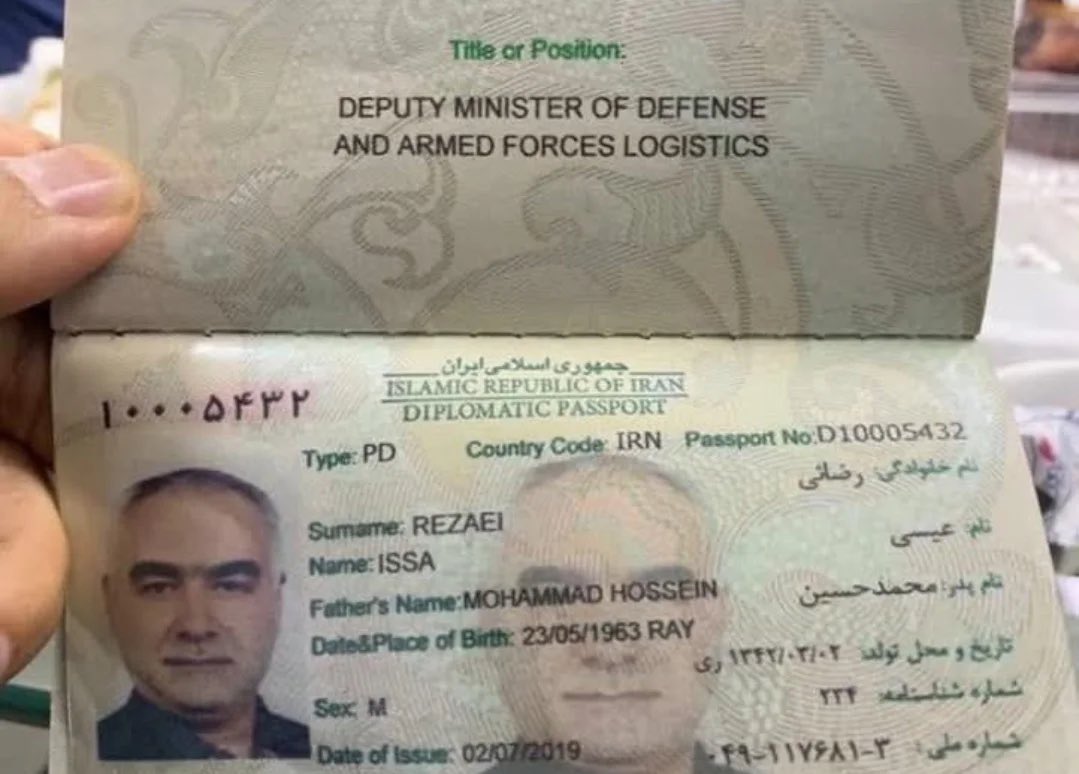 🚨 #Alerta a todos los venezolanos . 

En #Venezuela vive el ESCOLTA Y CUÑADO de SADDAM HUSSEIN . Este sujeto islámico posee 3 nacionalidades. Iraqui , Dominicano y Venezolano. Maduro le dio la cedula y pasaporte  usando un nombre diferente al de su pasaporte de su pais de origen