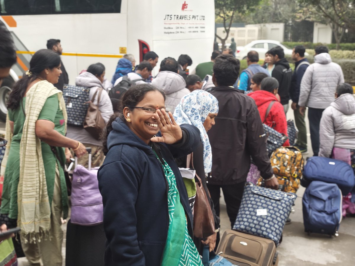 MoRD_GoI's tweet photo. As over 400 Lakhpati Didis, PMAY–G beneficiaries, and SHG Didis are departing from Delhi with their spouses, they are carrying back more than just memories—they are carrying pride, inspiration, renewed dreams, and a sense of fulfillment.

Over the past 4–5 days, they witnessed the grandeur of the Republic Day celebrations, interacted with Hon’ble Ministers, explored Delhi through Delhi Darshan, and shared stories, cultures, and aspirations with Didis from across India. These moments of togetherness, reflection, and joy will travel with them to their villages.

Returning home inspired and empowered, they are ready to lead change, strengthen their communities, and build a more prosperous #ViksitBharat.

दिल्ली से अपने घरों और गाँवों की ओर लौट रहीं 400 से अधिक लखपति दीदियाँ, प्रधानमंत्री आवास योजना-ग्रामीण के तहत लाभान्वित महिलाएँ, और स्वयं सहायता समूह की अग्रणी दीदिया, अपने साथ सिर्फ यादें नहीं, बल्कि गर्व, प्रेरणा, नए सपने और संतोष का भाव लेकर जा रही हैं।

पिछले 4–5 दिनों में उन्होंने गणतंत्र दिवस के कार्यक्रमों का गौरव देखा, माननीय मंत्रियों से संवाद किया, दिल्ली दर्शन के माध्यम से राजधानी को जाना और देशभर से आई दीदियों के साथ अपने अनुभव, संस्कृति और सपने साझा किए। साथ बिताए ये पल, सीख और खुशी की ये यादें उनके गाँवों तक साथ जाएँगी।

प्रेरित और सशक्त होकर लौट रहीं ये दीदियाँ अब बदलाव की अगुवाई करने, अपने समुदायों को मजबूत करने और समृद्ध व विकसित भारत के निर्माण में अपनी भूमिका निभाने के लिए तैयार हैं।

#RepublicDay2026 #ProsperousDidis #SchemesofRD #WomenEmpowerment #ViksitBharat2047 #AtmanirbharBharat #DAYNRLM #MoRD #RuralIndia #WomenLedDevelopment #LakhpatiDidi