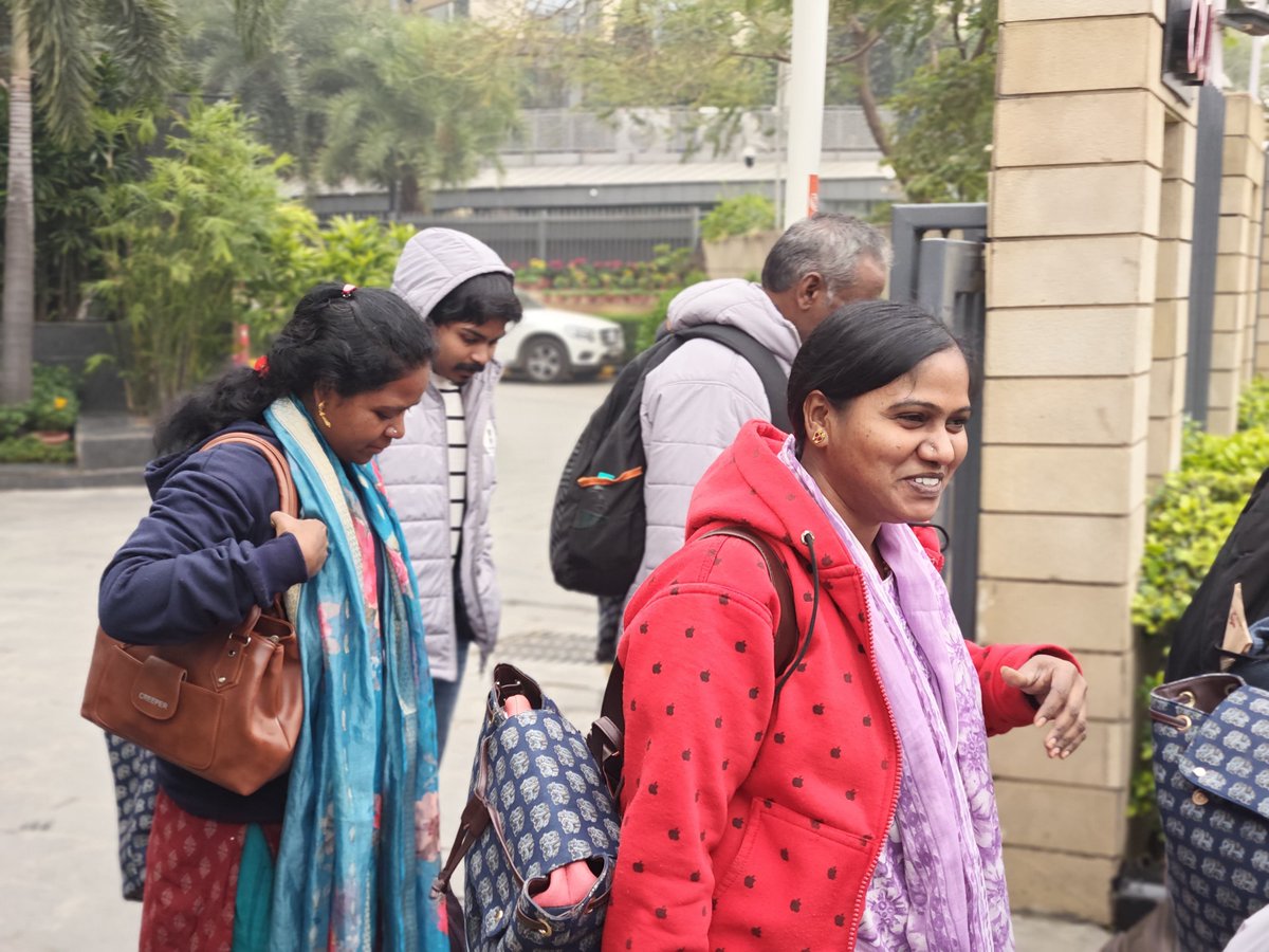 MoRD_GoI's tweet photo. As over 400 Lakhpati Didis, PMAY–G beneficiaries, and SHG Didis are departing from Delhi with their spouses, they are carrying back more than just memories—they are carrying pride, inspiration, renewed dreams, and a sense of fulfillment.

Over the past 4–5 days, they witnessed the grandeur of the Republic Day celebrations, interacted with Hon’ble Ministers, explored Delhi through Delhi Darshan, and shared stories, cultures, and aspirations with Didis from across India. These moments of togetherness, reflection, and joy will travel with them to their villages.

Returning home inspired and empowered, they are ready to lead change, strengthen their communities, and build a more prosperous #ViksitBharat.

दिल्ली से अपने घरों और गाँवों की ओर लौट रहीं 400 से अधिक लखपति दीदियाँ, प्रधानमंत्री आवास योजना-ग्रामीण के तहत लाभान्वित महिलाएँ, और स्वयं सहायता समूह की अग्रणी दीदिया, अपने साथ सिर्फ यादें नहीं, बल्कि गर्व, प्रेरणा, नए सपने और संतोष का भाव लेकर जा रही हैं।

पिछले 4–5 दिनों में उन्होंने गणतंत्र दिवस के कार्यक्रमों का गौरव देखा, माननीय मंत्रियों से संवाद किया, दिल्ली दर्शन के माध्यम से राजधानी को जाना और देशभर से आई दीदियों के साथ अपने अनुभव, संस्कृति और सपने साझा किए। साथ बिताए ये पल, सीख और खुशी की ये यादें उनके गाँवों तक साथ जाएँगी।

प्रेरित और सशक्त होकर लौट रहीं ये दीदियाँ अब बदलाव की अगुवाई करने, अपने समुदायों को मजबूत करने और समृद्ध व विकसित भारत के निर्माण में अपनी भूमिका निभाने के लिए तैयार हैं।

#RepublicDay2026 #ProsperousDidis #SchemesofRD #WomenEmpowerment #ViksitBharat2047 #AtmanirbharBharat #DAYNRLM #MoRD #RuralIndia #WomenLedDevelopment #LakhpatiDidi