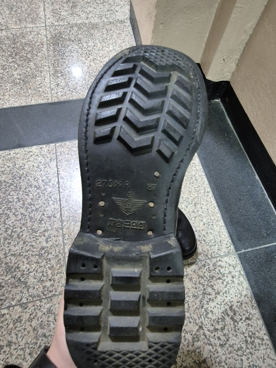 87년산 사병용 전투화입니다

밑창을 보면 확실한 미사용 상태인데 오래되어서 약간 사용감이 있는 느낌입니다

80년대 군화인데 아주 좋은 상태고 사이즈도 270MM로 아주 좋아서 사용보단 소장 목적으로 들였습니다

다만 군화끈이 누락이라 하나 구해서 끼워줘야 할 것 같네요