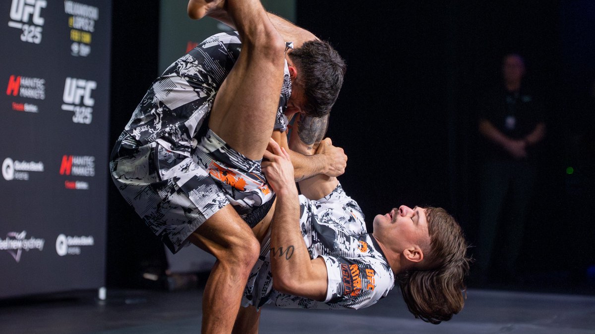 ufc's tweet image. Showing off their skills 🤩

The #UFC325 Open Workouts brought out some of the best fighters competing this weekend! 

[ LIVE on @ParamountPlus ]