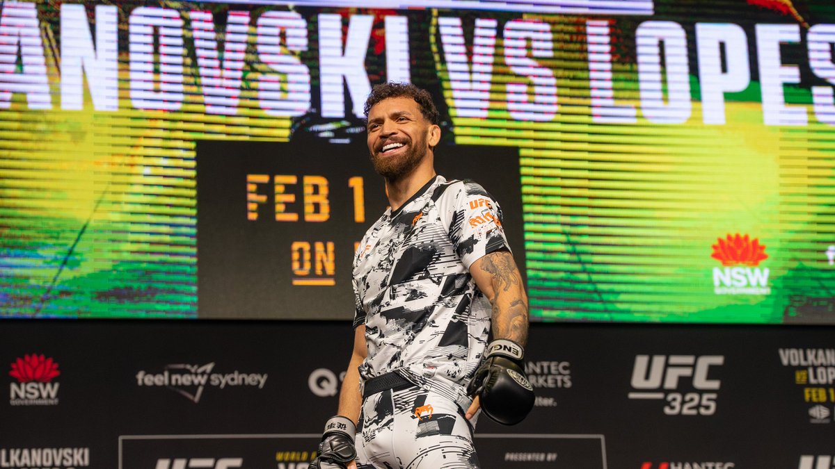 ufc's tweet image. Showing off their skills 🤩

The #UFC325 Open Workouts brought out some of the best fighters competing this weekend! 

[ LIVE on @ParamountPlus ]