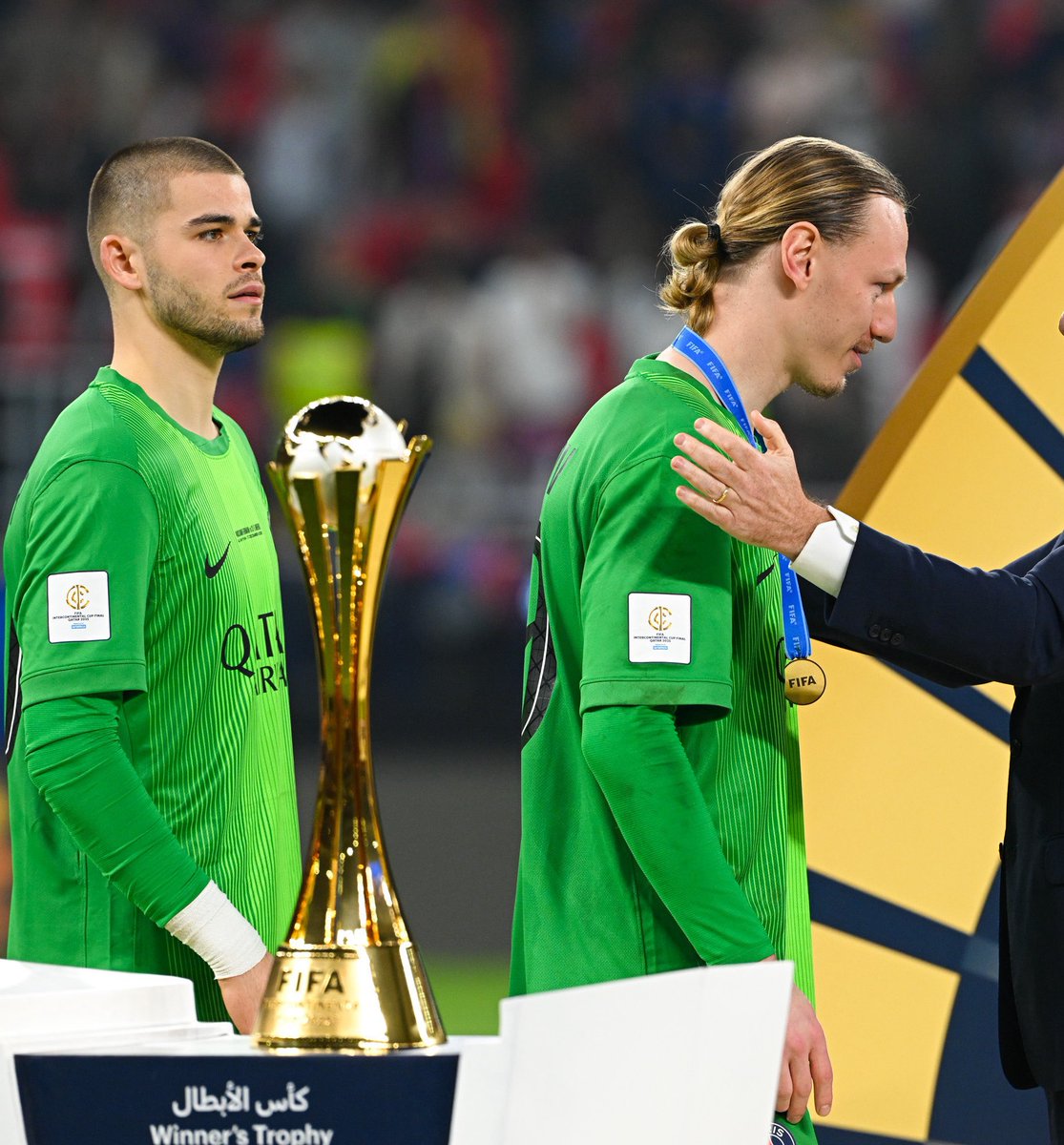 _BeFootball's tweet image. 𝗤𝗨𝗜 𝗗𝗢𝗜𝗧 𝗘𝗧𝗥𝗘 𝗧𝗜𝗧𝗨𝗟𝗔𝗜𝗥𝗘 𝗖𝗘 𝗦𝗢𝗜𝗥 𝗖𝗢𝗡𝗧𝗥𝗘 𝗡𝗘𝗪𝗖𝗔𝗦𝗧𝗟𝗘 ? 🧤❤️💙

🇫🇷Chevalier
🇷🇺 Safonov