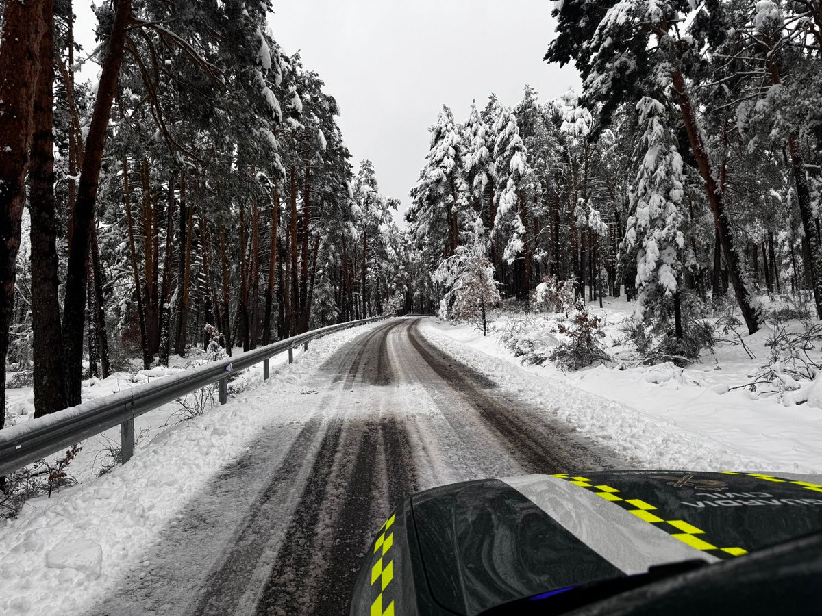 APROGC's tweet image. La borrasca Kristin está cubriendo de frío, lluvia y nieve a todos nuestros pueblos, carreteras y costas.

Infórmate por canales oficiales @AEMET_Esp @proteccioncivil @InformacionDGT 

#ElHonorEsMiDivisa 🇪🇦