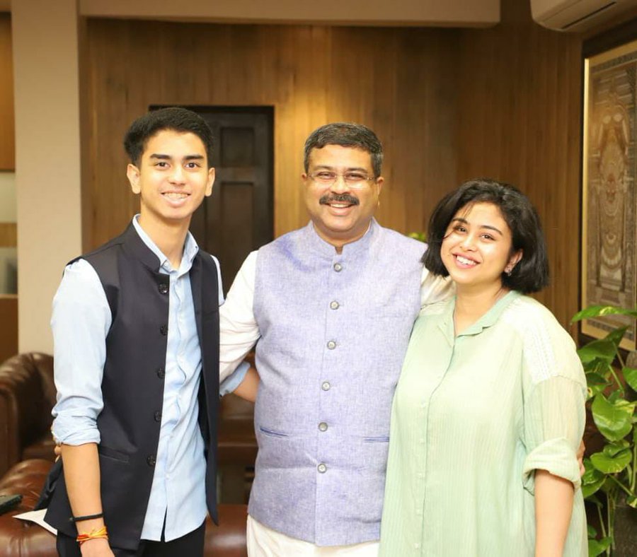 विडंबना देखिये देश के शिक्षा मंत्री धर्मेंद्र प्रधान की बेटी निमिषा प्रधान ने अपनी शिक्षा अमेरिका की tufts university से की है। मतलब जिस देश के आप मंत्री हैं उस देश की शिक्षा को आप इस लायक ही नहीं समझते कि आपकी बेटी उस देश में शिक्षा ले।