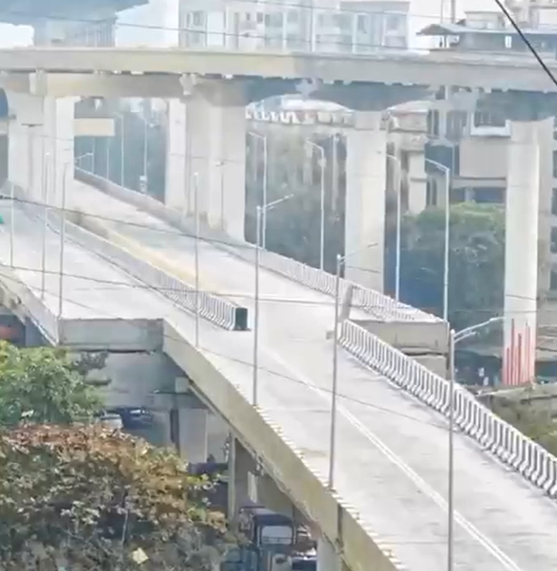 महाराष्ट्र में इंजीनियरिंग का 'चमत्कार' ( ऐसे इंजीनियर की डिग्री को समाप्त कर देना चाहिए )

एक फोर लेन ब्रिज अचानक से दो लेन में बदल गया। जनता परेशान हो या हादसों में जान गंवाए, सरकार को रत्ती भर फर्क नहीं पड़ रहा- न जिम्मेदारी और न जवाबदेही।

👇👇👇👇👇👇👇