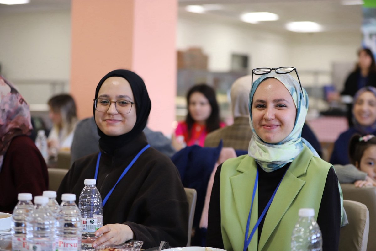 Aynı sofrada buluştuk, aynı duada bir olduk.
Şehit ve gazi ailelerimizle yan yana gelen gençlerimiz, vefanın ne demek olduğunu yerinde öğrendi.
Bu kamp sadece eğitim değil, bir değerler yolculuğu.