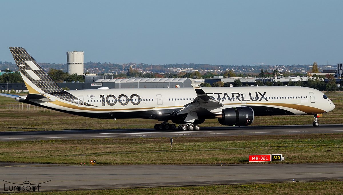 OnAviation's tweet image. Starlux presenta librea especiales en 3 Airbus A350-1000. La aerolínea taiwanesa ha decidido aplicar una librea especial con detalles de carbono en el A350-1000 con matrícula B-58552 ya entregado. En los próximos dos aviones, con matrículas B-58552 y B-58554 la compañía estrenará…