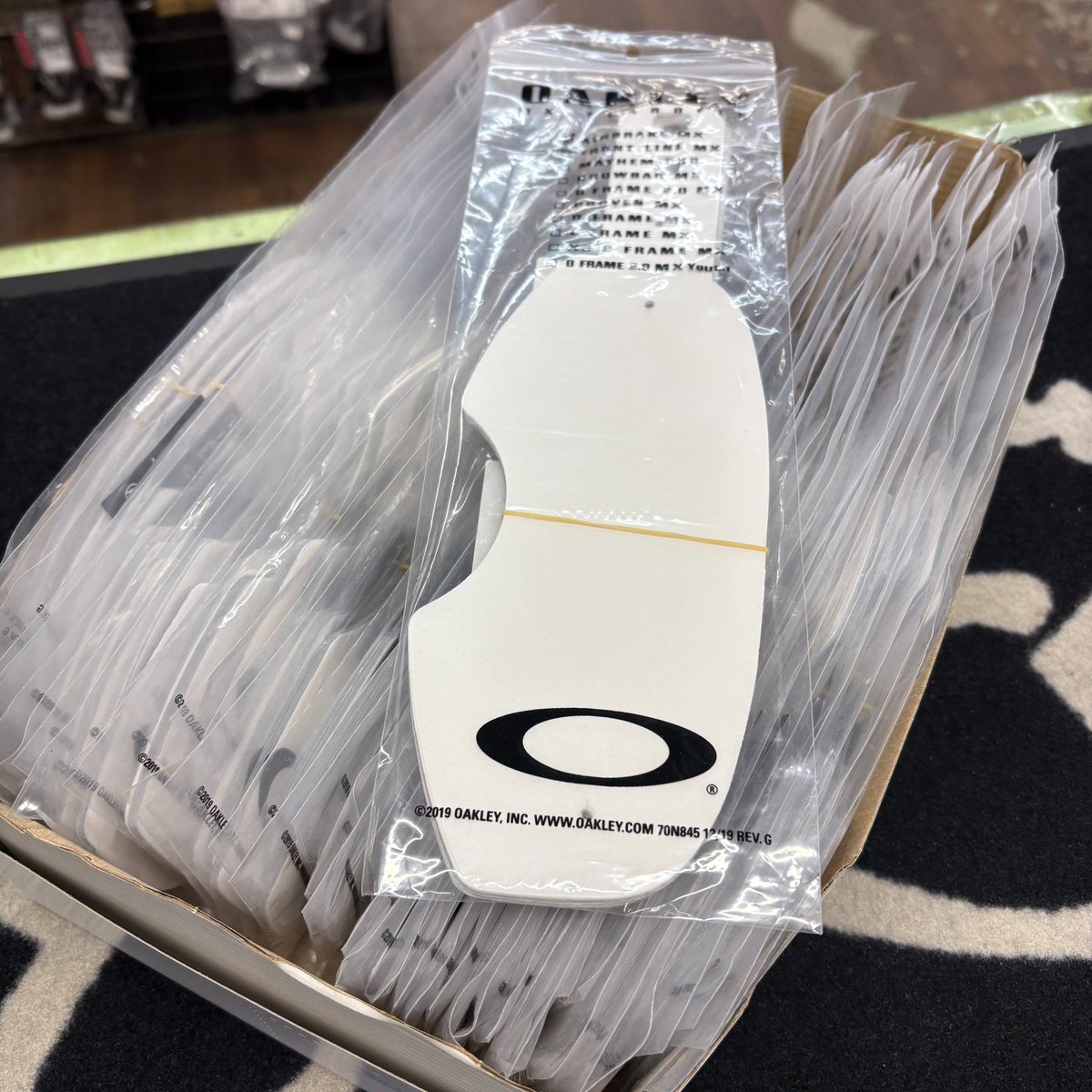 月曜から急にOAKLEY のゴーグルやレンズ、ティアオフのご注文が増えております

一度切れるとなかなか入荷の無い、エアブレイクMXゴーグルのラミネートティアオフ(7x2)が残り2セットとなりましたのでお早めにどうぞ！
ばらの25枚パックは40セット程在庫ございます

お求めは↓
rsbeetle.shop-pro.jp/?mode=grp&gid=…