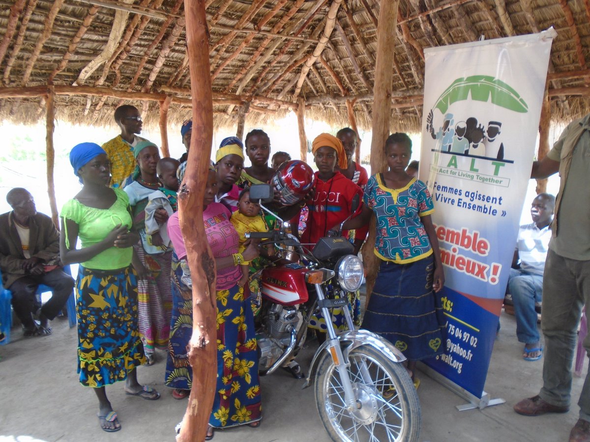 Ladyange2k's tweet photo. Après une formation en entreprenariat, ces jeunes  de Bouar 2 ont reçu une moto comme soutien à leur fonds entrepreneurial 
#WomenEmpowerment https://t.co/gmYrCUXFKd