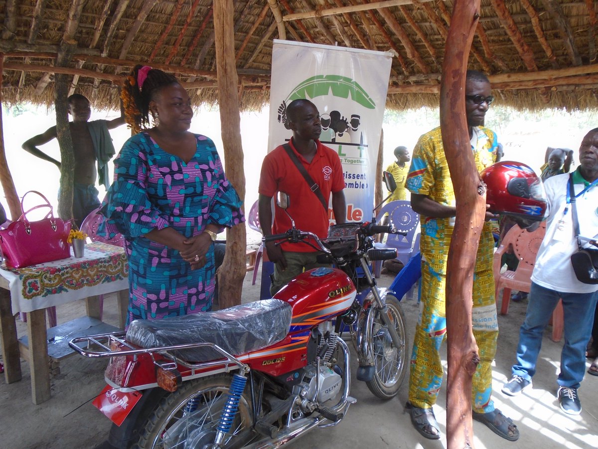 Ladyange2k's tweet photo. Après une formation en entreprenariat, ces jeunes  de Bouar 2 ont reçu une moto comme soutien à leur fonds entrepreneurial 
#WomenEmpowerment https://t.co/gmYrCUXFKd