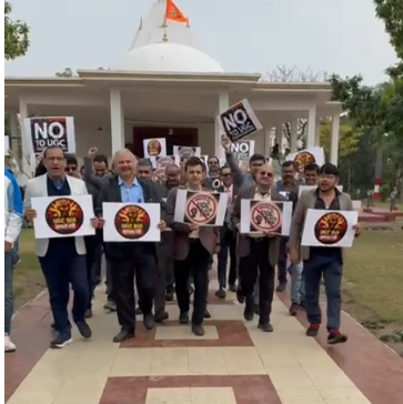 bstvlive's tweet image. लखनऊ: UGC को लेकर KGMU में प्रदर्शन

➡डॉक्टरों और रेजिडेंट ने किया प्रदर्शन
➡काला कानून वापस लो के लगाए नारे
➡केजीएमयू परिसर के अंदर हुआ प्रदर्शन
➡हाथों में तख़्ती बैनर लेकर हुआ प्रदर्शन
➡प्रदर्शन का वीडियो सोशल मीडिया पर वायरल

#Lucknow #UGCProtest #KGMUProtest