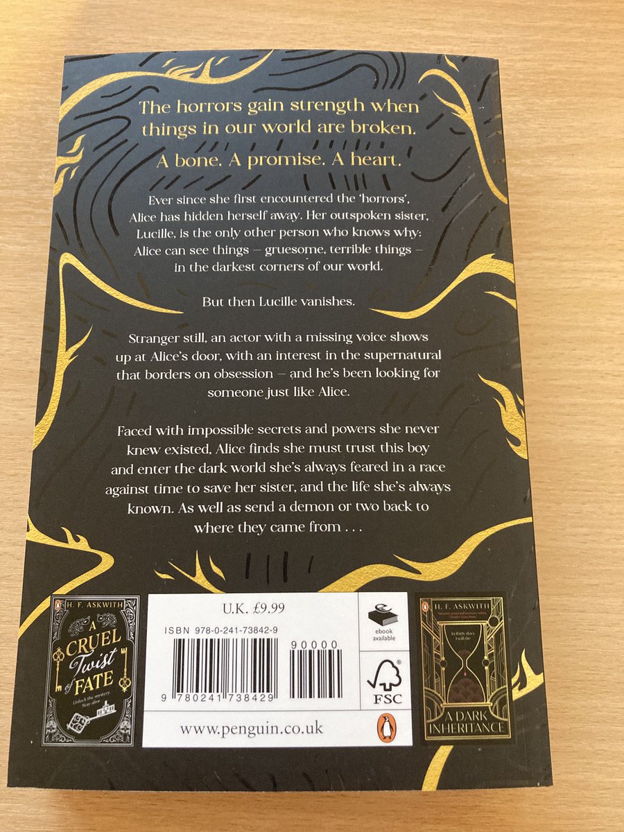 fionamsharp's tweet image. Book post. Thank you @PenguinHuddleUK #HFAskwith #HalfADarkHeart