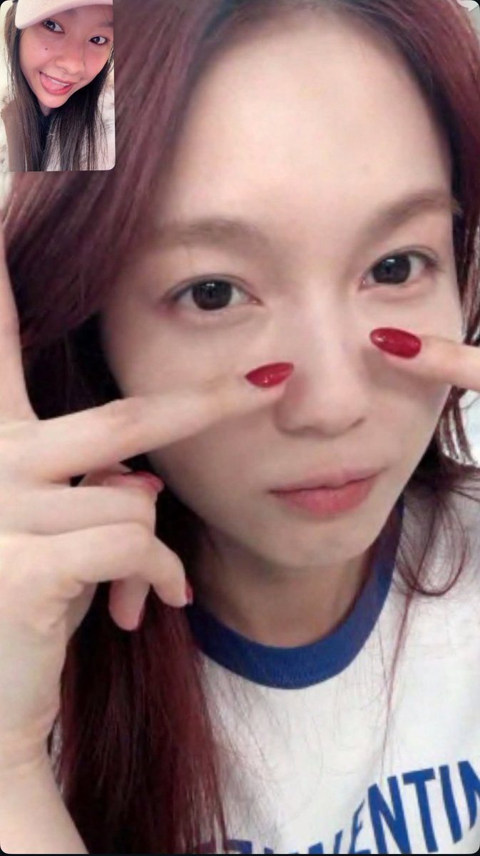bodyguardchuu's tweet photo. FACETIMING YOUR WIFE BEFORE BOARDING YOUR FLIGHT TO GET BACK TO HER IS CRAZY CLINGY BEHAVIOUR I HATE IT (i love it, please don’t stop)

#MilkLove #มิ้ลค์เลิฟ https://t.co/OJJ2D8ojEj
