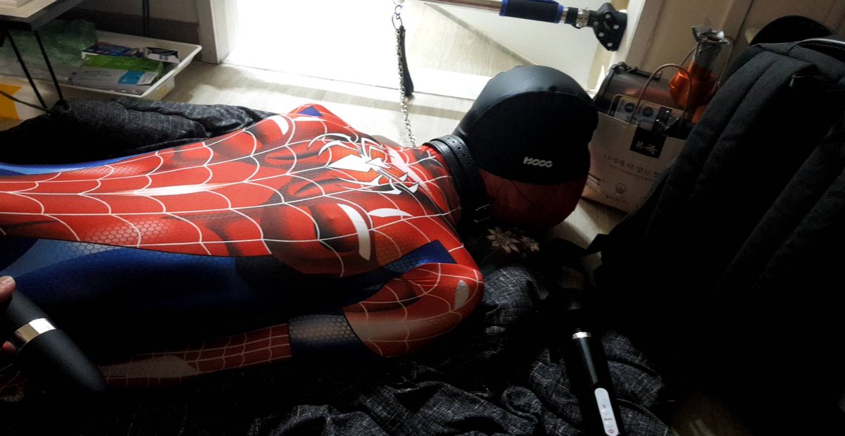 bdsmbondage123's tweet photo. 스파이더맨 목줄+수영모+진동기 흐흐흐
#swimmingcap #SpiderMan #Zentai #bdsm #breathplay #breath #bondage https://t.co/KV3sd2QD5E