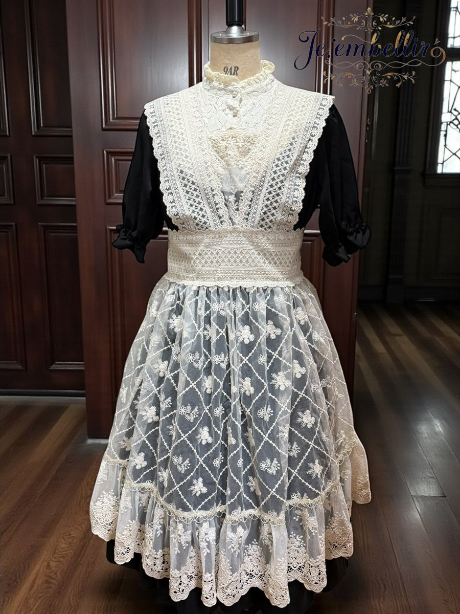 OR_Chelseah's tweet photo. 【お知らせ】
Élise（エリーズ）のレースタブリエ
ご予約での販売を決定させて頂きました。
最終シルエットは、スカラップ   →薔薇モチーフレース叩きつけに変更致しました。
ロマアラの2/8まで、送料無料にて販売させて頂きます☺️✨

ロマアラには、見本を１枚お持ち込み致しますので、ご試着頂けます♪

¥15,500
発送予定日3/14〜

BASEにて発売させて頂きますので、ぜひチェックして頂けたら嬉しいです☕️

#ロマアラ
 #レースタブリエ
#Je_embellir