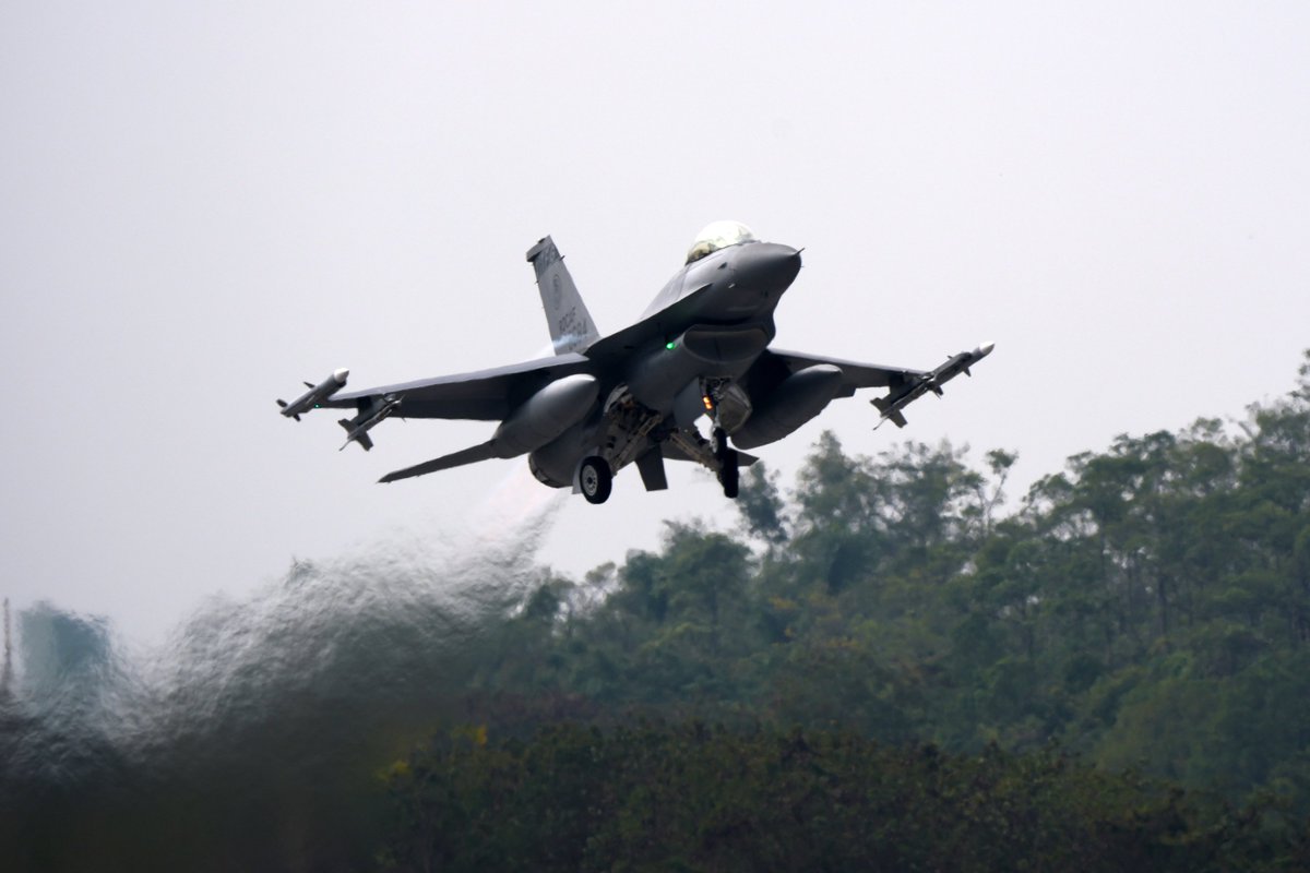 MoNDefense's tweet photo. On Day 2 of the #ROCArmedForces annual media event Increased Readiness during Chinese New Year, the #ROCAF showcased the rapid restoration of aircraft operational capability and the effectiveness of Skyguard air defense systems. https://t.co/du6cac2UZI