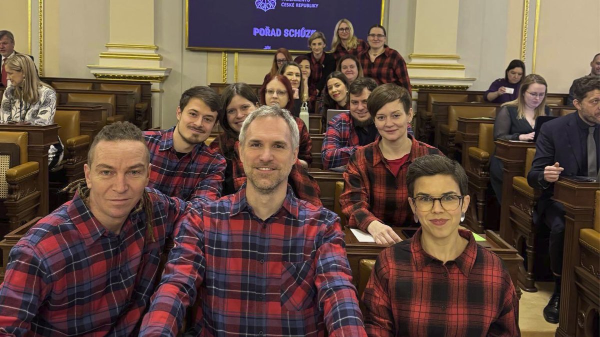 Jakožto člověk, který flannelky nosí a sbírá...

...zabijte se, vy marxistická performativní špíno!

Ostuda pro košili, jako je Foltýn a Pávek ostuda pro uniformu!

(Půlka z toho je mimochodem DENIM, takže ani košili si neumí pro divadýlko najít, slintavky)