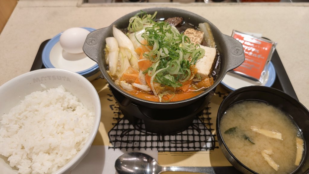 urayan19's tweet image. 今日の夕飯は松屋でちいかわのすき焼き鍋膳😋
食べ始めてから気付いたけど、ちいかわのピックが付いてませんでした～ꉂ🤣𐤔