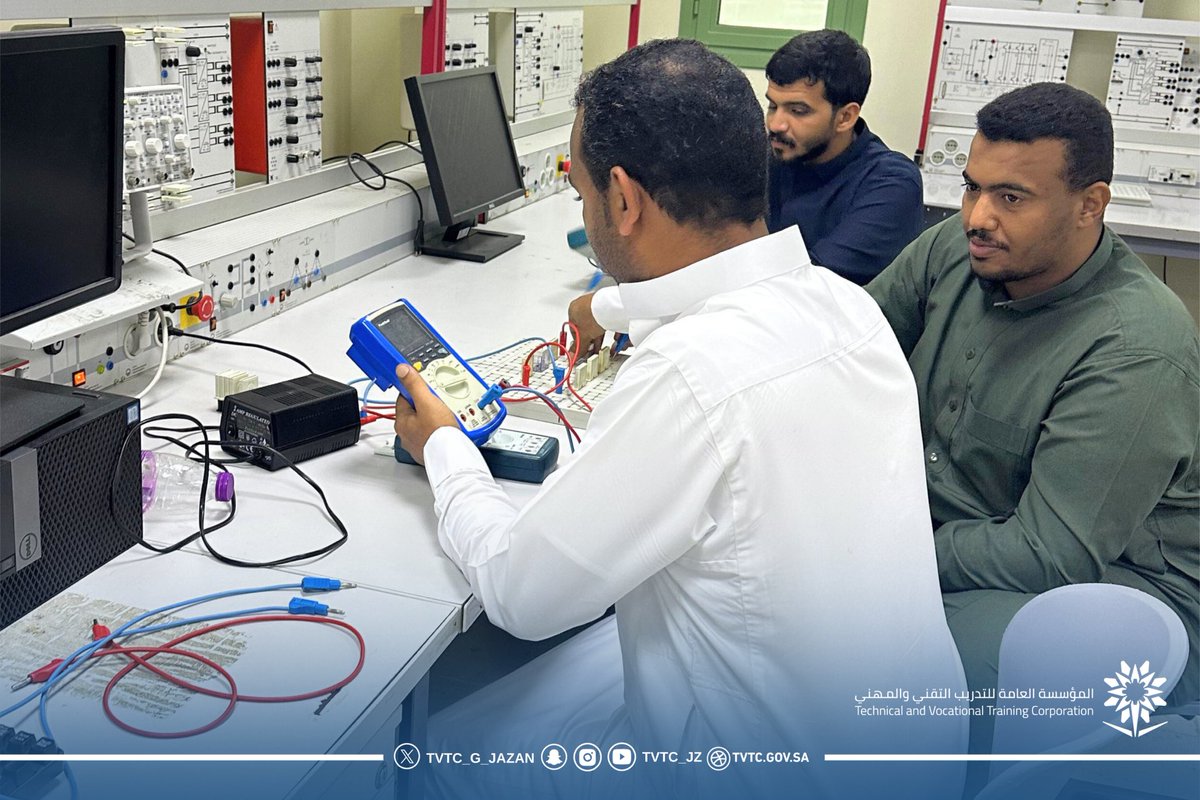📸| تغطية

جانب من الدورة المقامة تحت عنوان "العناصر الإلكترونية" والذي نظمها مركز خدمة المجتمع والتدريب المستمر بالكلية.

#التدريب_التقني_بجازان 
#التدريب_التقني