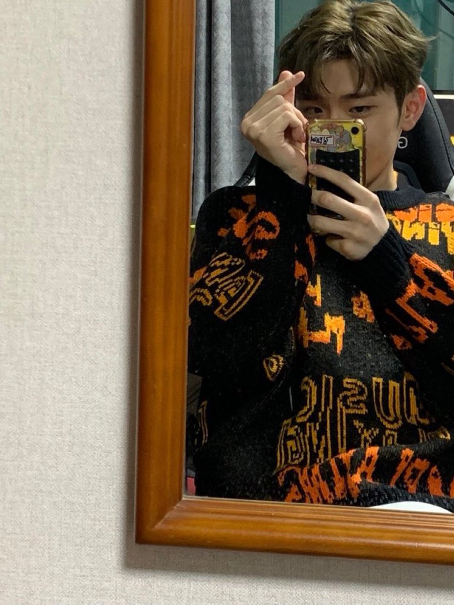 애착니트입은것도귀엽고게이밍의자도귀엽고
노란폰뒤에엄청많은포켓몬스티커도귀엽고
이 사진으로 5시간정도 토론 가능….