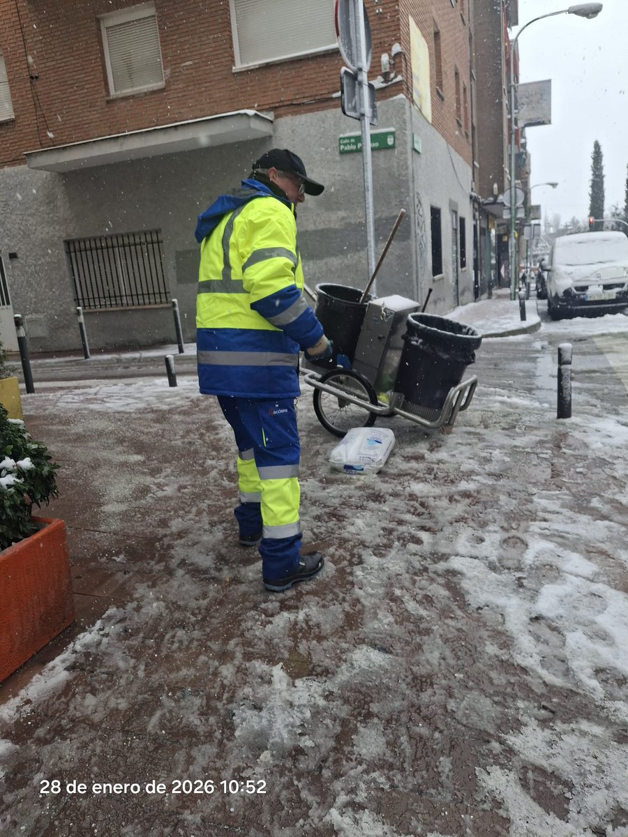 Alcobendas_ayto's tweet photo. 🪏❄️ En estos momentos, equipos de limpieza manual se encuentran activos por toda la ciudad.

#AlcobendasSegura https://t.co/j721ZUgnZs
