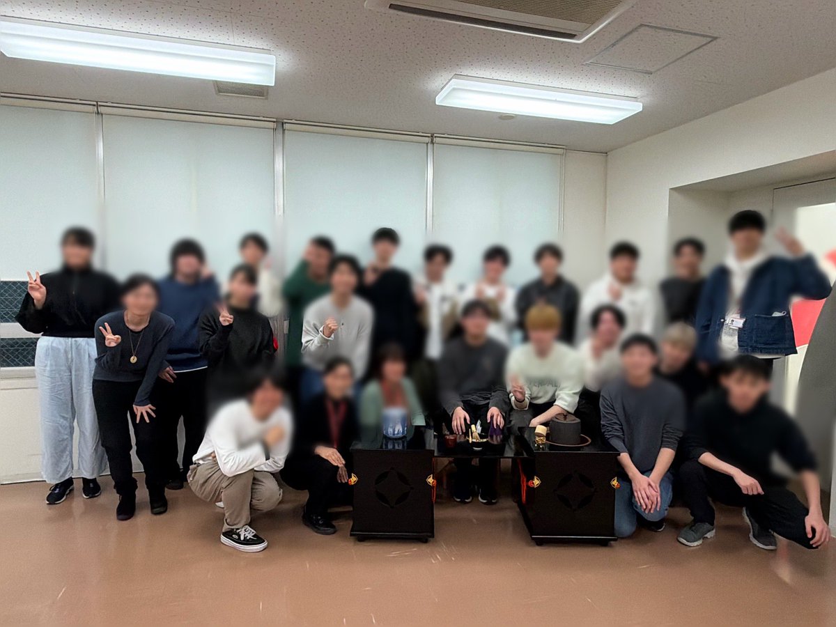 ゲーム3年生のビジネスマナーの授業にお邪魔しました🐥
(来週は期末テストなので)実質最後の授業となる今日は、お茶🍵

みんなお茶よりお茶請けに夢中だったのでは…？(フライングして食べてる人もちらほら)

今年卒業する3年生！寂しいですね😭

(就職課：新舘🐻‍❄️)