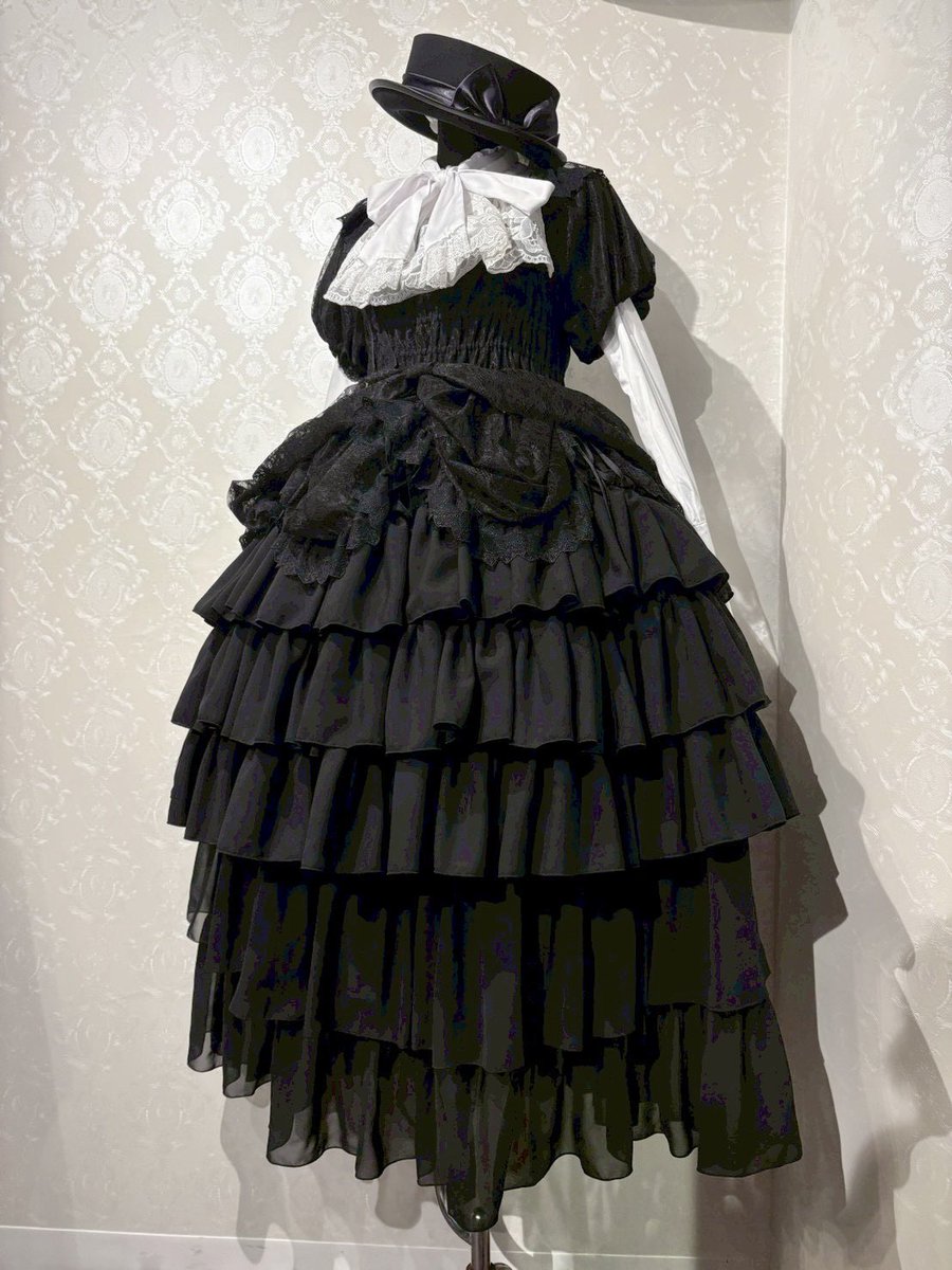 Color:Black 下にロングスカートを合わせさらにゴージャスに