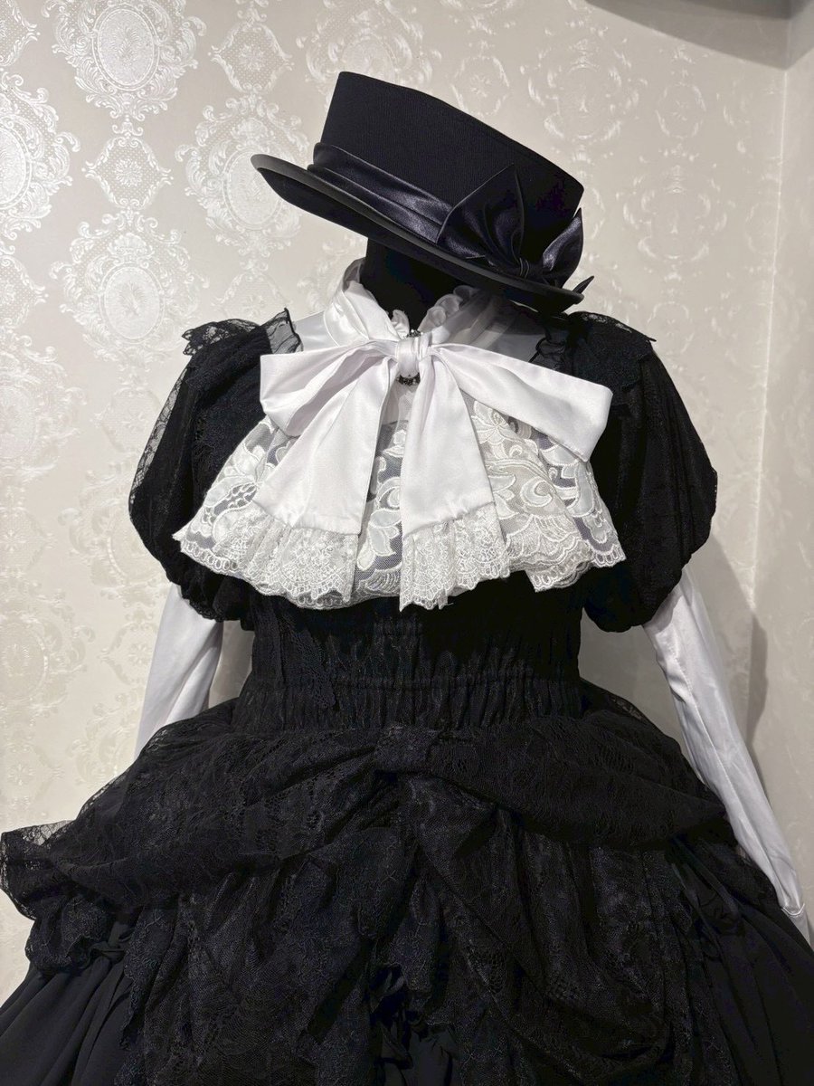 Color:Black 下にロングスカートを合わせさらにゴージャスに