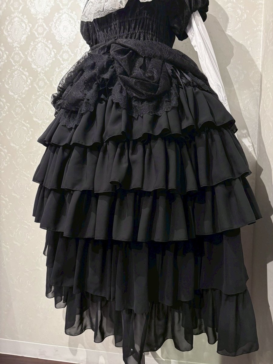 Color:Black 下にロングスカートを合わせさらにゴージャスに