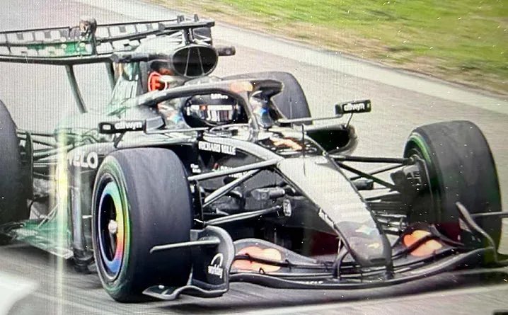 ln4norris's tweet image. all black testing helmet and #1 on the car 🔥

[© Marca via @FulvioVigilante]