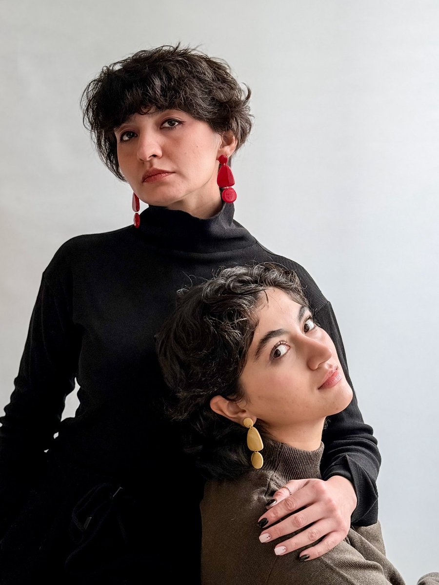 من واقعا شرمنده ام تو این وضعیت دارم این توییت رو میزارم 
اما خب مجبورم 
حدود یک ماه هست هیچ درامدی نداشتم 
چون شغل اصلیم هم وابسطه به اینترنت هست …
میدونمم تو این شرایط خرید گوشواره اولویت اخر هرکسی هست
اما …
اگر تونستین ریتوییت کنید قدردانتون هستم❤️‍🩹🥺🫂