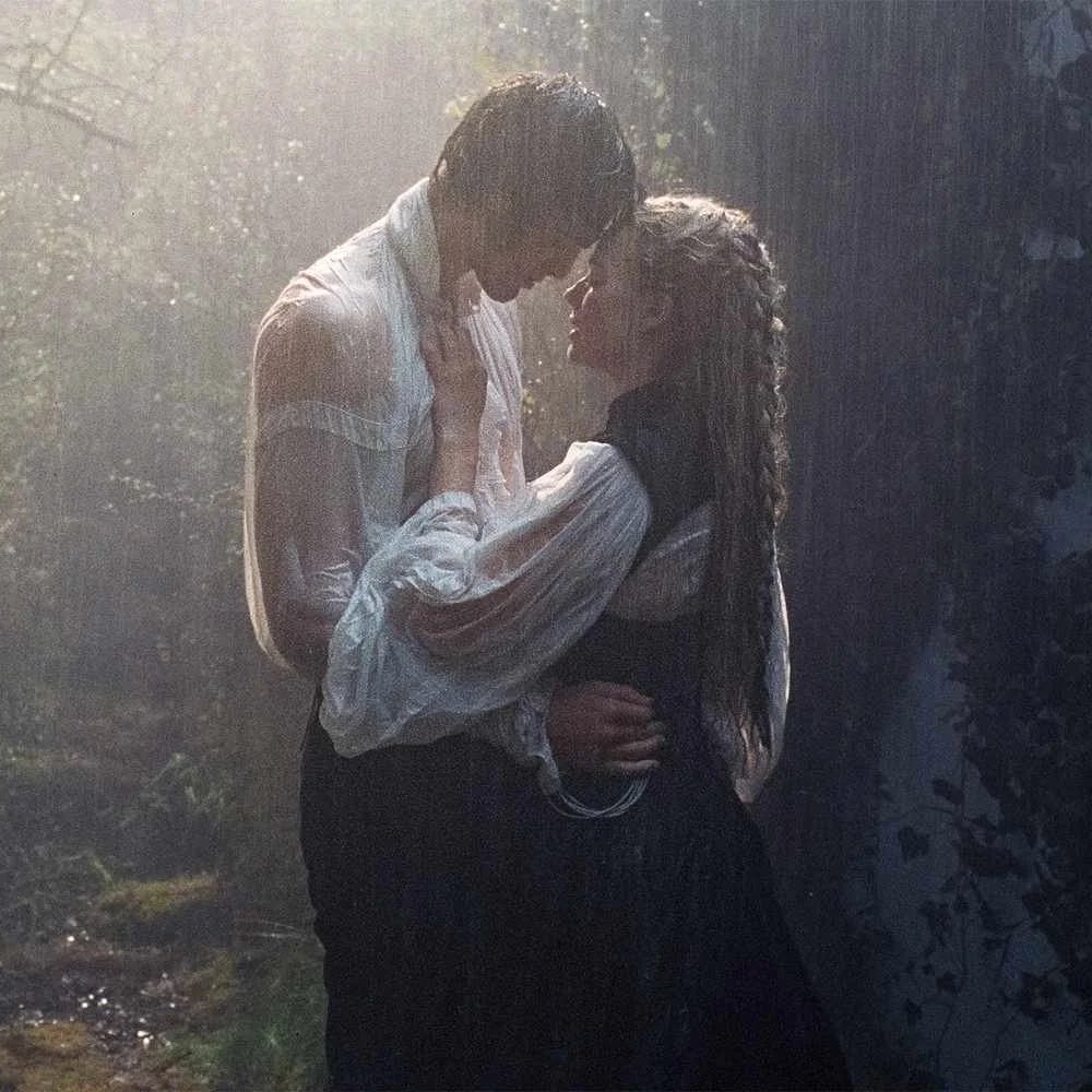 cinebreakfr's tweet photo. Margot Robbie révèle avoir organisé une projection privée du film "Hurlevent" pour son cercle d’amies :

“C’était l’expérience la plus déjantée de toute ma vie. Le mercredi le plus fun que j’aie jamais vécu. 20 femmes littéralement en transe, prêtes à bondir. Elles hurlaient, commentaient chaque scène, criaient en permanence, et certaines pleuraient aussi. Je me suis dit : si Jacob entrait dans la pièce à ce moment-là, je crois qu’elles l’auraient dévoré.”

(via Jimmy Kimmel)