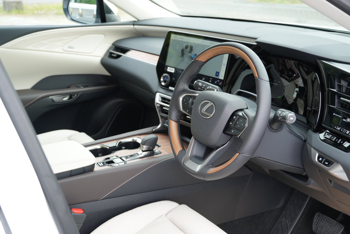 #私の愛車のグレード
RX350h version L AWD

Fスポが大人気ですが、私はバージョンLを推したい！！！