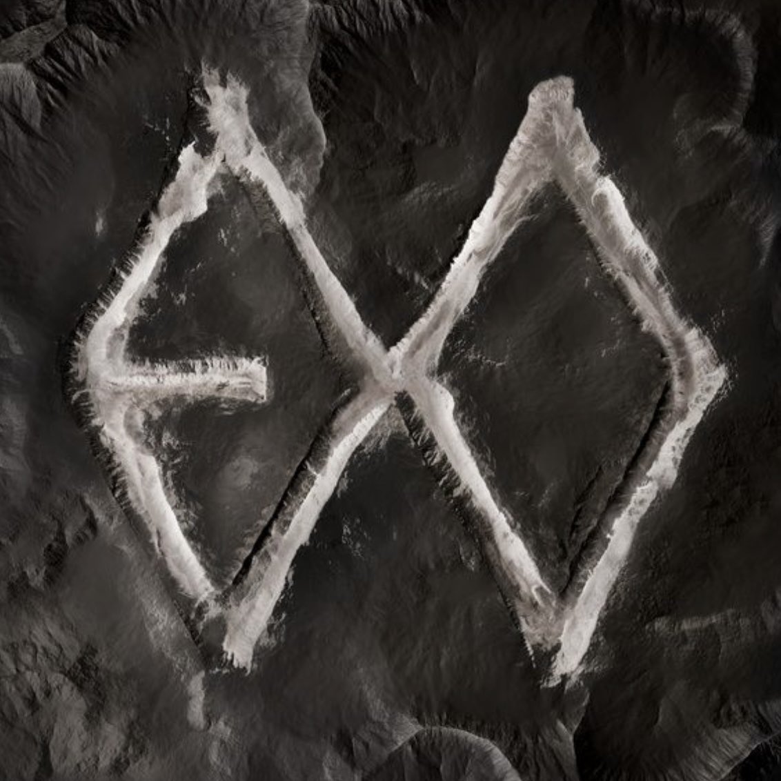 showchampion1's tweet image. 1월 28일 ‘챔피언송’은?
EXO의 ‘Crown’입니다. 
전 세계 팬들을 사로 잡은 EXO의 
챔피언송 수상을 진심으로 축하드립니다. 👑