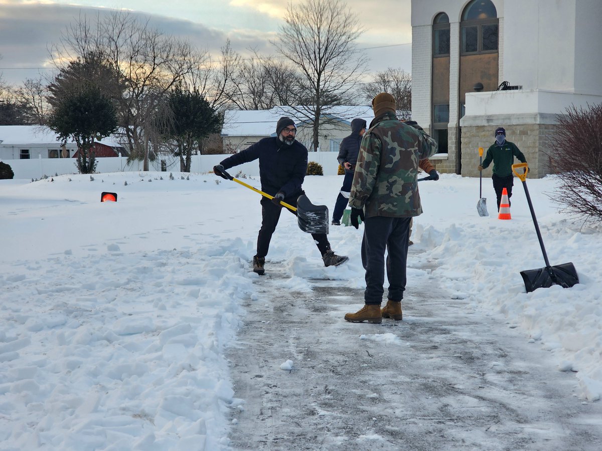 AsgharWaqas's tweet photo. @MKAwillingboro snow shoveling to get the mosque ready for prayer https://t.co/oYiNNavE9v